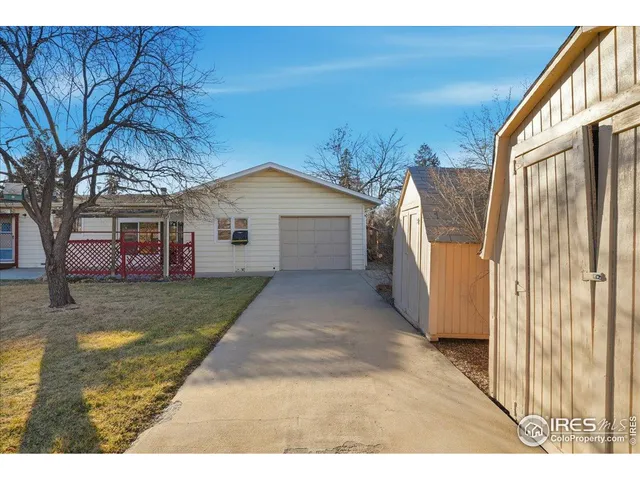 a view of a yard with a house