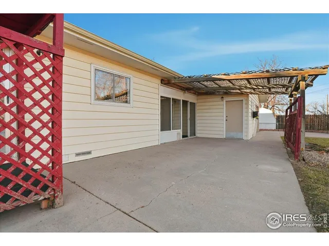 a view of back yard of the house