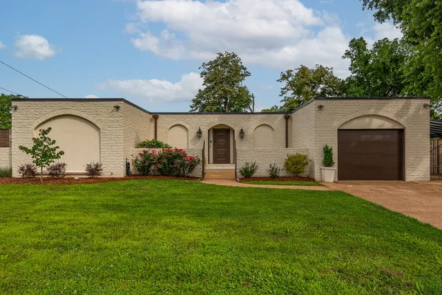 a view of a house with backyard