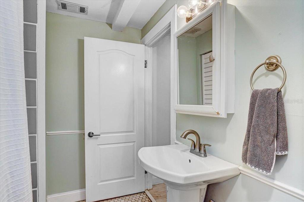 3219 West Hawthorne Road Tampa, FL 33611 - Photo 16 of 38 Gallery Image 16