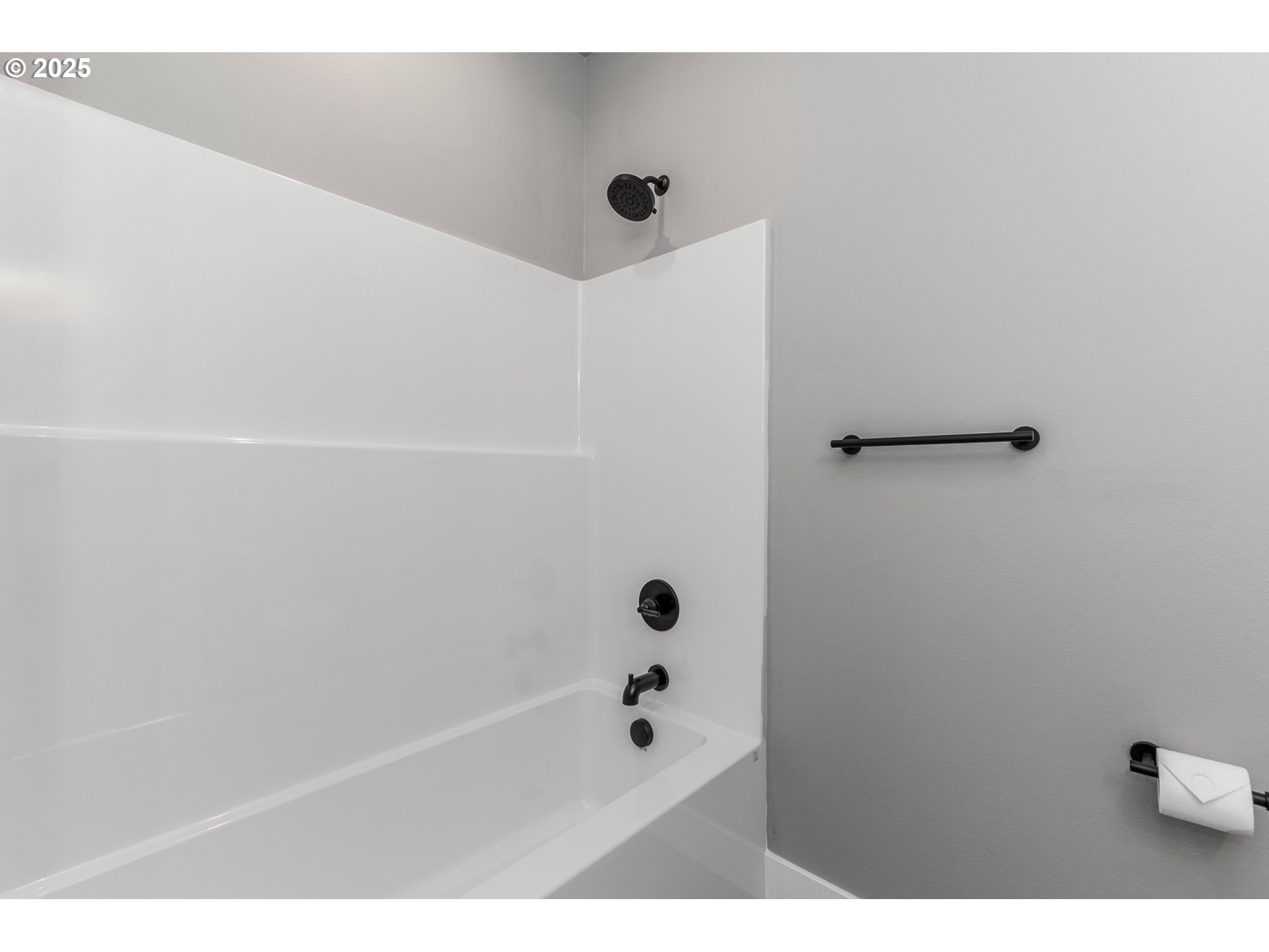 623 Vertex Street Winlock, WA 98596 - Photo 27 of 38 a bathroom with a bathtub
