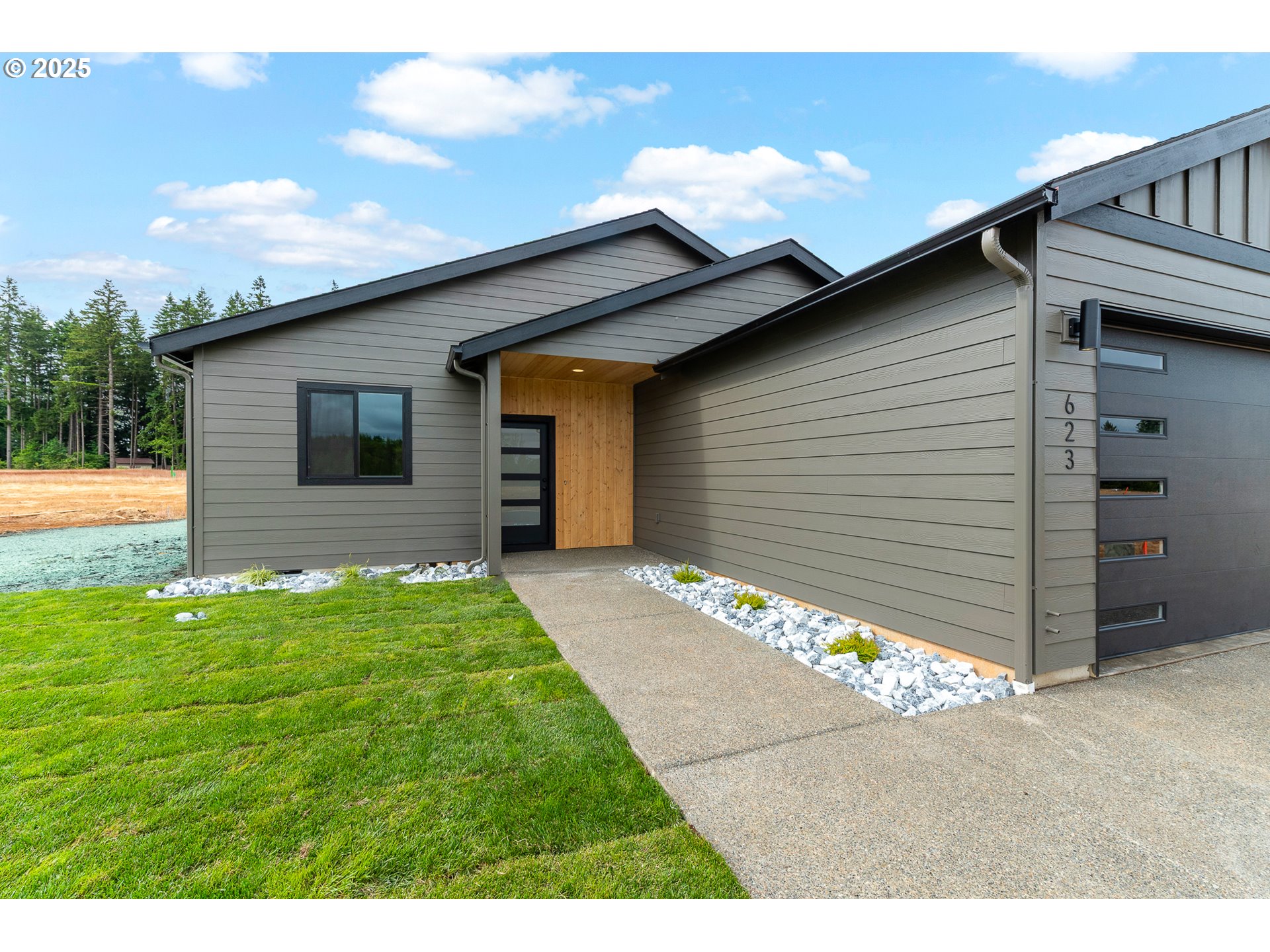 623 Vertex Street Winlock, WA 98596 - Photo 3 of 38 a backyard of a house with garage