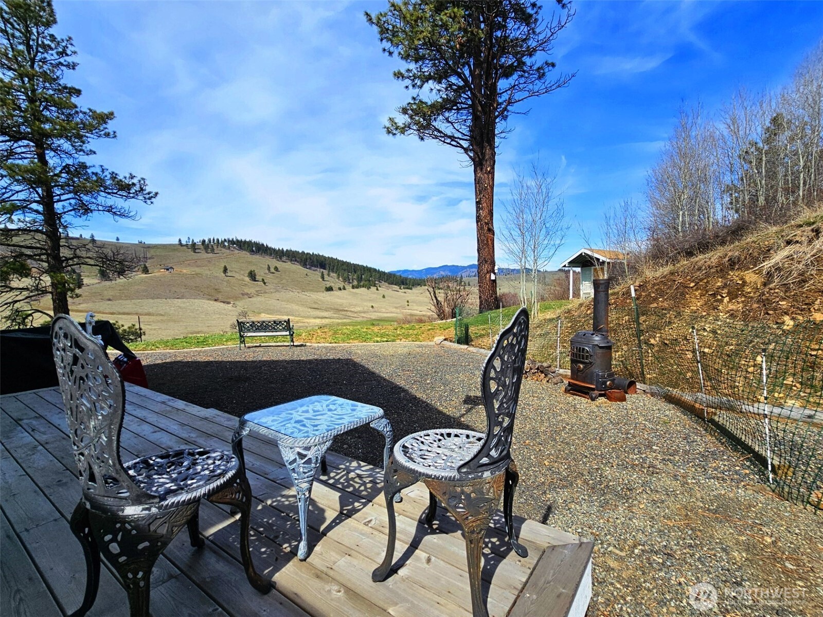 2080 Bettas Road Cle Elum, WA 98922 - Photo 24 of 31 a view of a chairs and table in patio