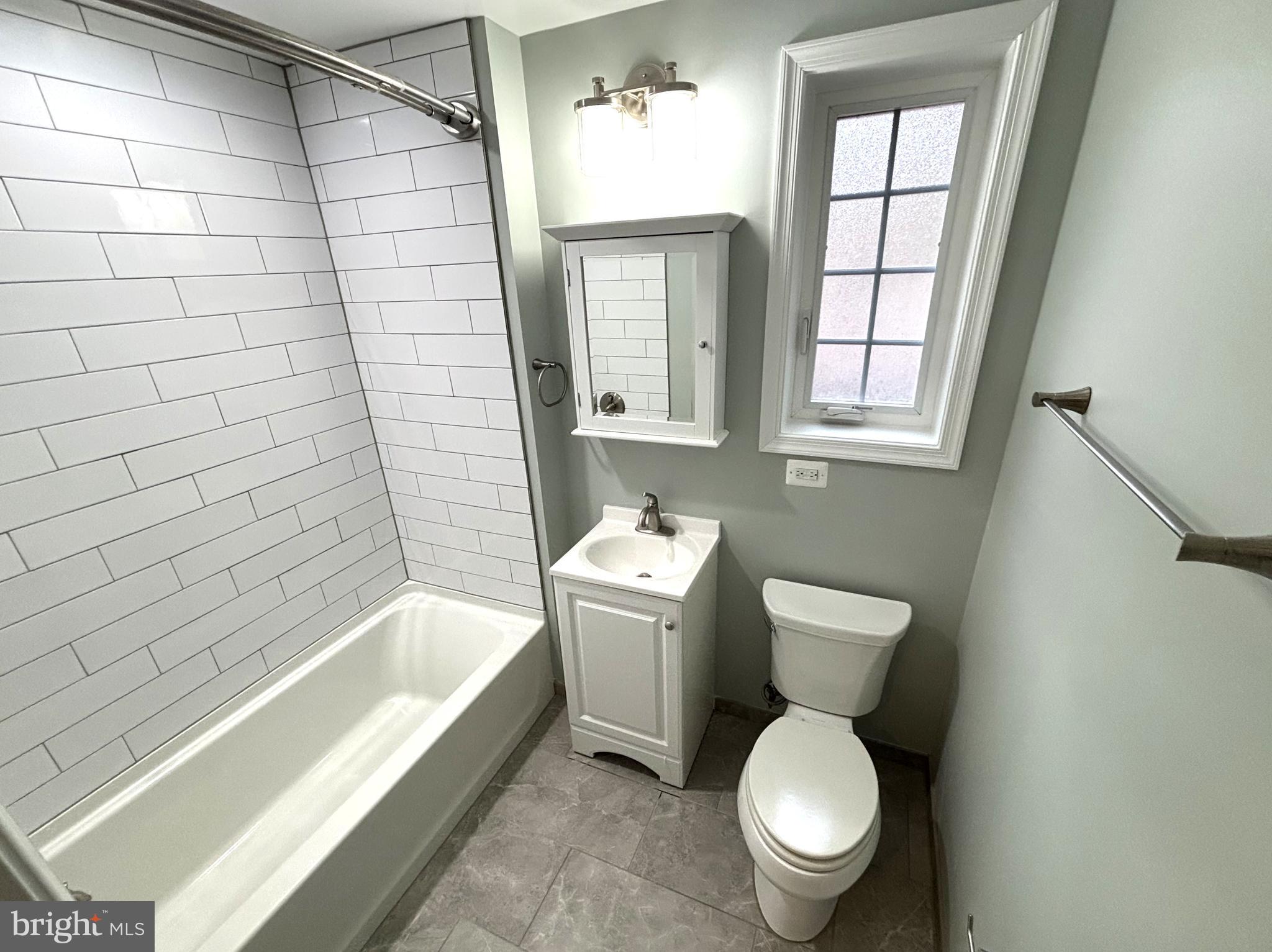 3512 Gunston Road Alexandria, VA 22302 - Photo 17 of 29 a bathroom with a toilet and a bathtub