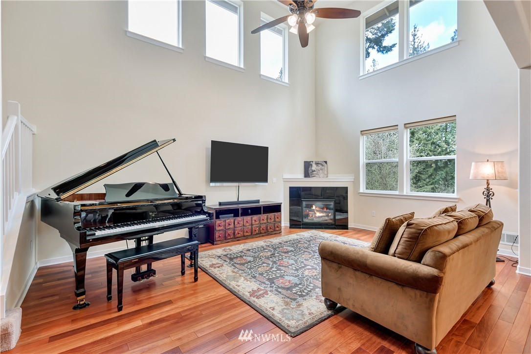 692 Ilwaco Place Northeast Renton, WA 98059 - Photo 3 of 25 Gallery Image 3