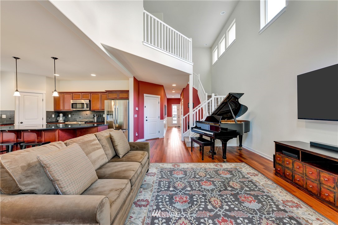 692 Ilwaco Place Northeast Renton, WA 98059 - Photo 5 of 25 Gallery Image 5