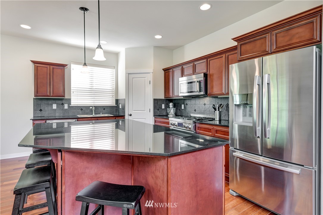 692 Ilwaco Place Northeast Renton, WA 98059 - Photo 6 of 25 Gallery Image 6