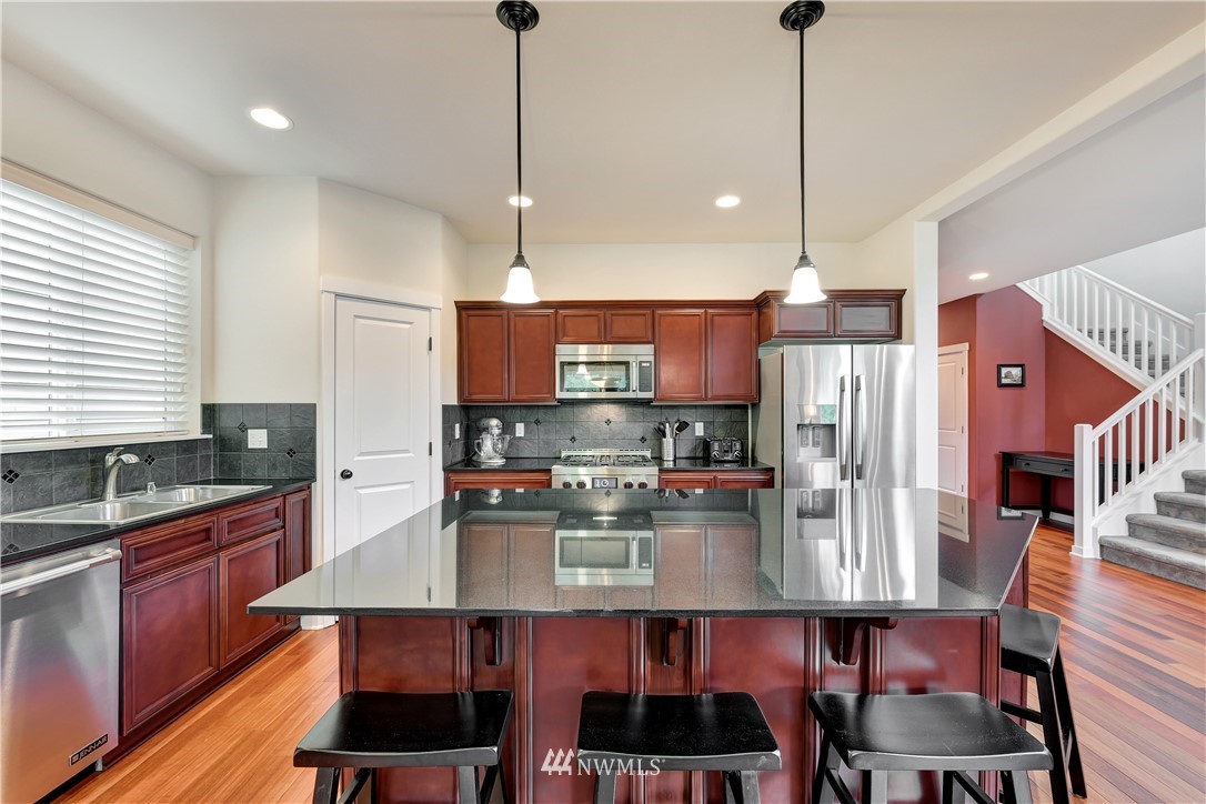 692 Ilwaco Place Northeast Renton, WA 98059 - Photo 8 of 25 Gallery Image 8