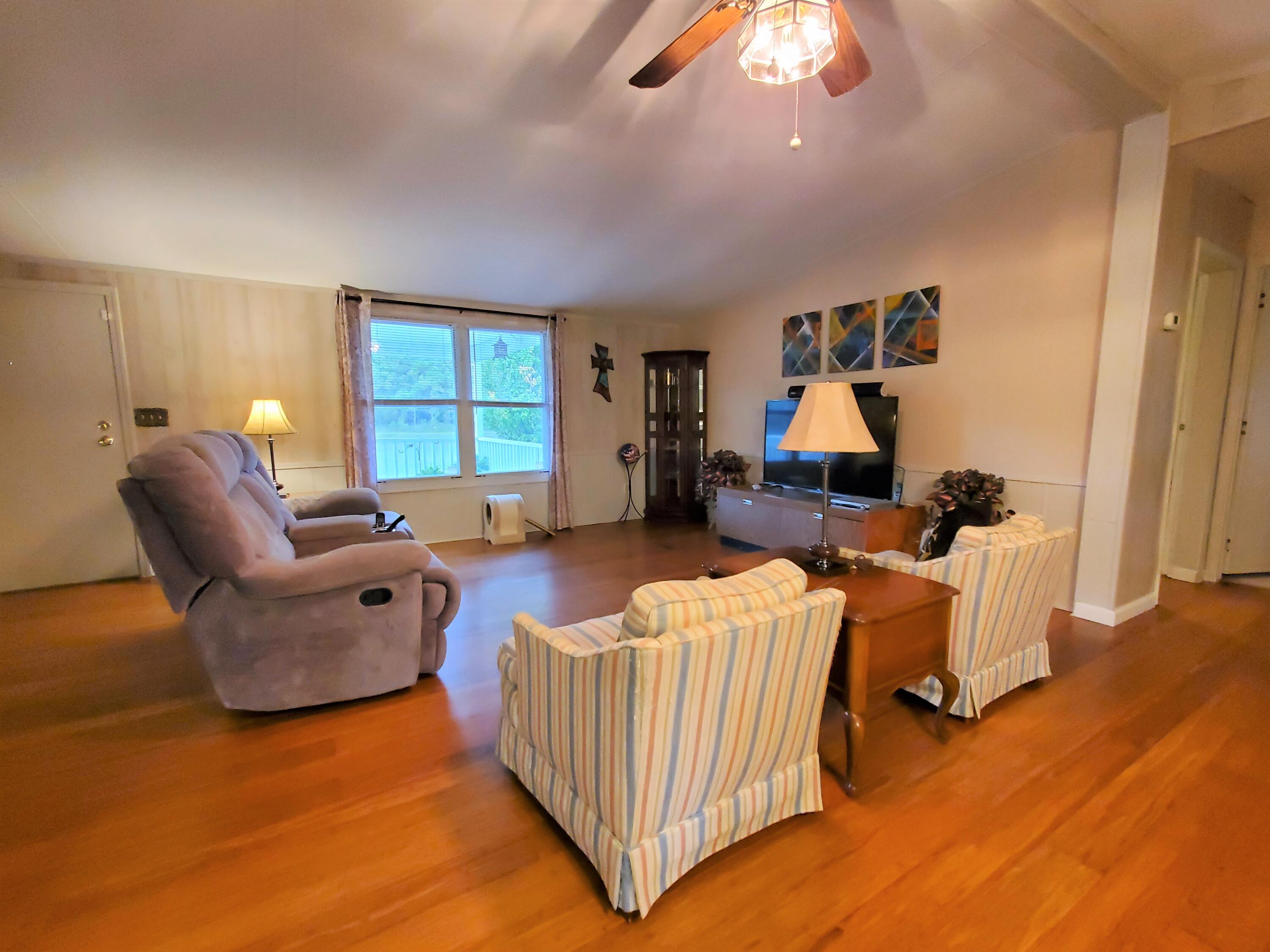 9987 Bloomville Road Manning, SC 29102 - Photo 12 of 31 LIVING ROOM