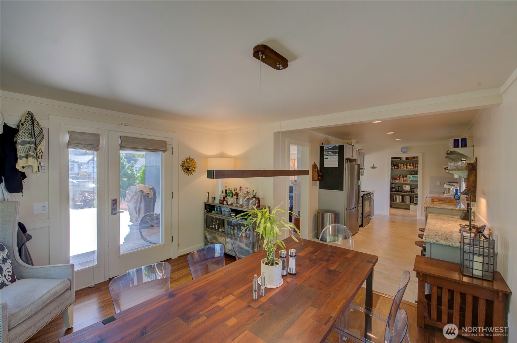 1115 34 Street Seaview, WA 98644 - Photo 7 of 31 a living room with furniture and a table