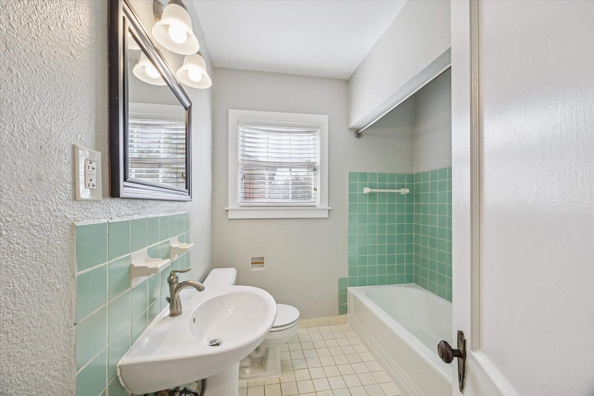 1812 West Alabama Street, Unit 4 Houston, TX 77098 - Photo 9 of 10 a bathroom with a sink and a bathtub