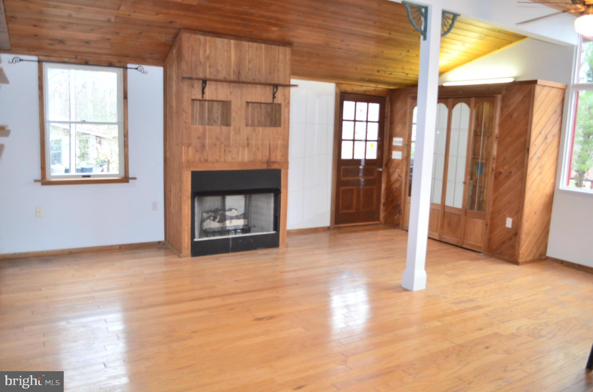 2152 Mountain Road Haymarket, VA 20169 - Photo 2 of 15 Living Room
