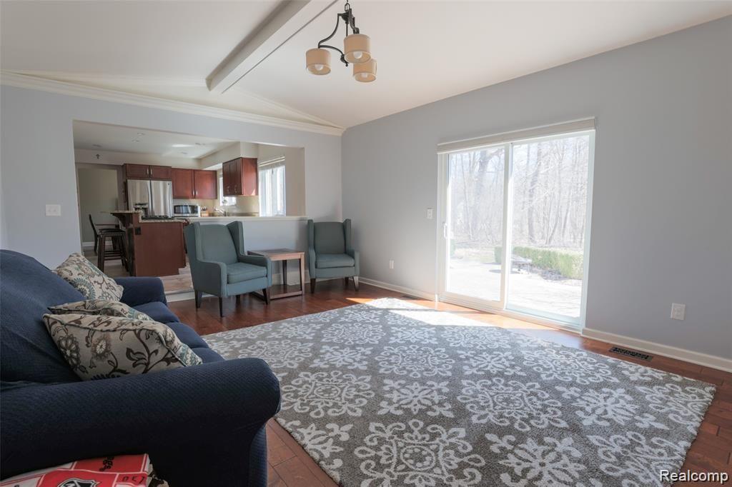 651 Kentucky Drive Rochester, MI 48307 - Photo 15 of 35 Family Room with Natural fireplace and built in shelving