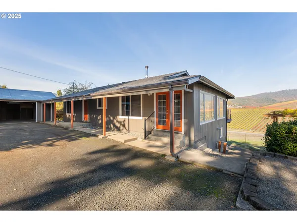 a view of a house with backyard and porch