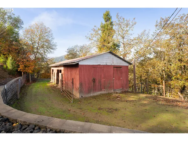 a view of a backyard