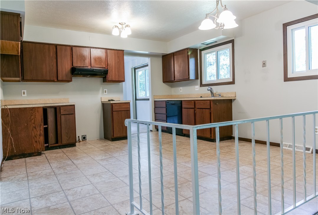 4663 McFarland Road Cleveland, OH 44121 - Photo 11 of 22