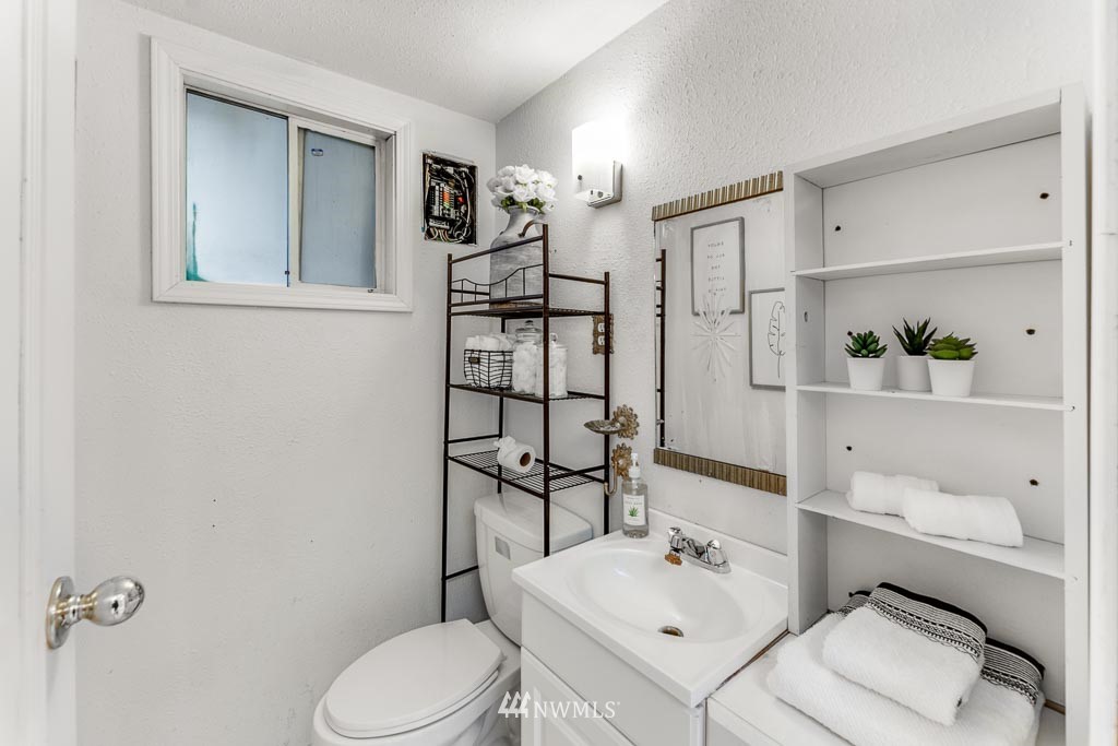 301 North Cabot Road Everett, WA 98203 - Photo 16 of 36 a bathroom with a sink toilet and shower
