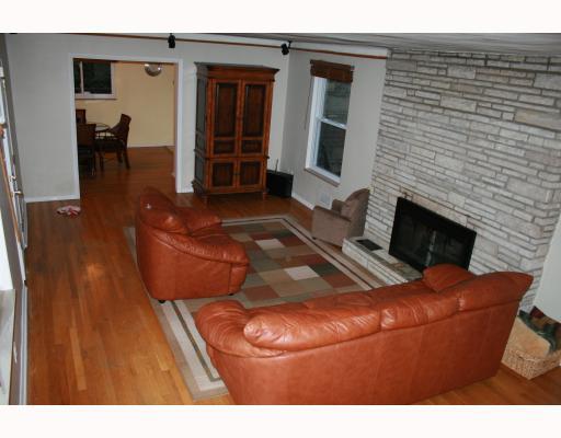 200 Oakridge Road Pittsburgh, PA 15237 - Photo 5 of 18 Living Room.