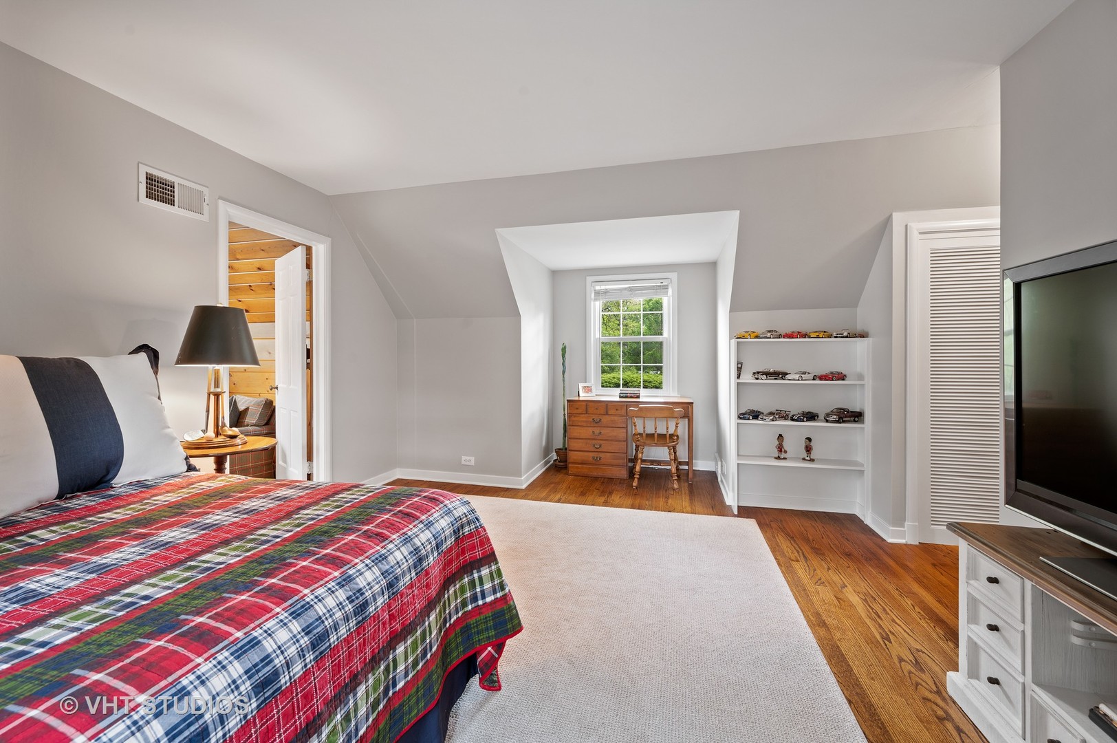 1175 Hill Road Winnetka, IL 60093 - Photo 32 of 37 a bedroom with a bed and a flat screen tv