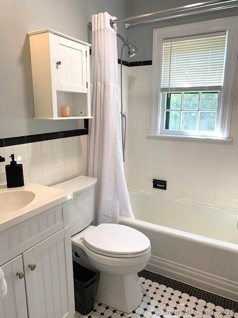 345 Courtland Avenue Bridgeport, CT 06605 - Photo 14 of 38 a bathroom with a toilet a sink and a bath tub
