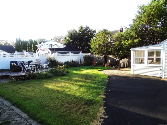 a view of a back yard