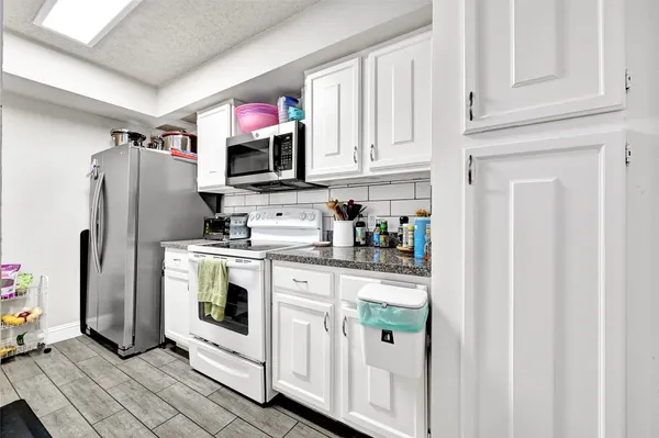 $185,000 | 11002 Hammerly Boulevard, Unit 223, Houston, TX 77043