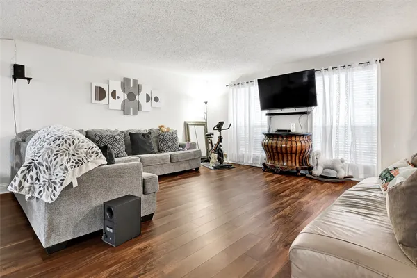 $185,000 | 11002 Hammerly Boulevard, Unit 223, Houston, TX 77043