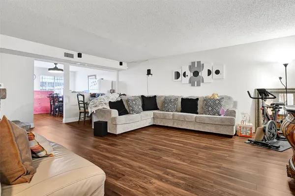 $185,000 | 11002 Hammerly Boulevard, Unit 223, Houston, TX 77043