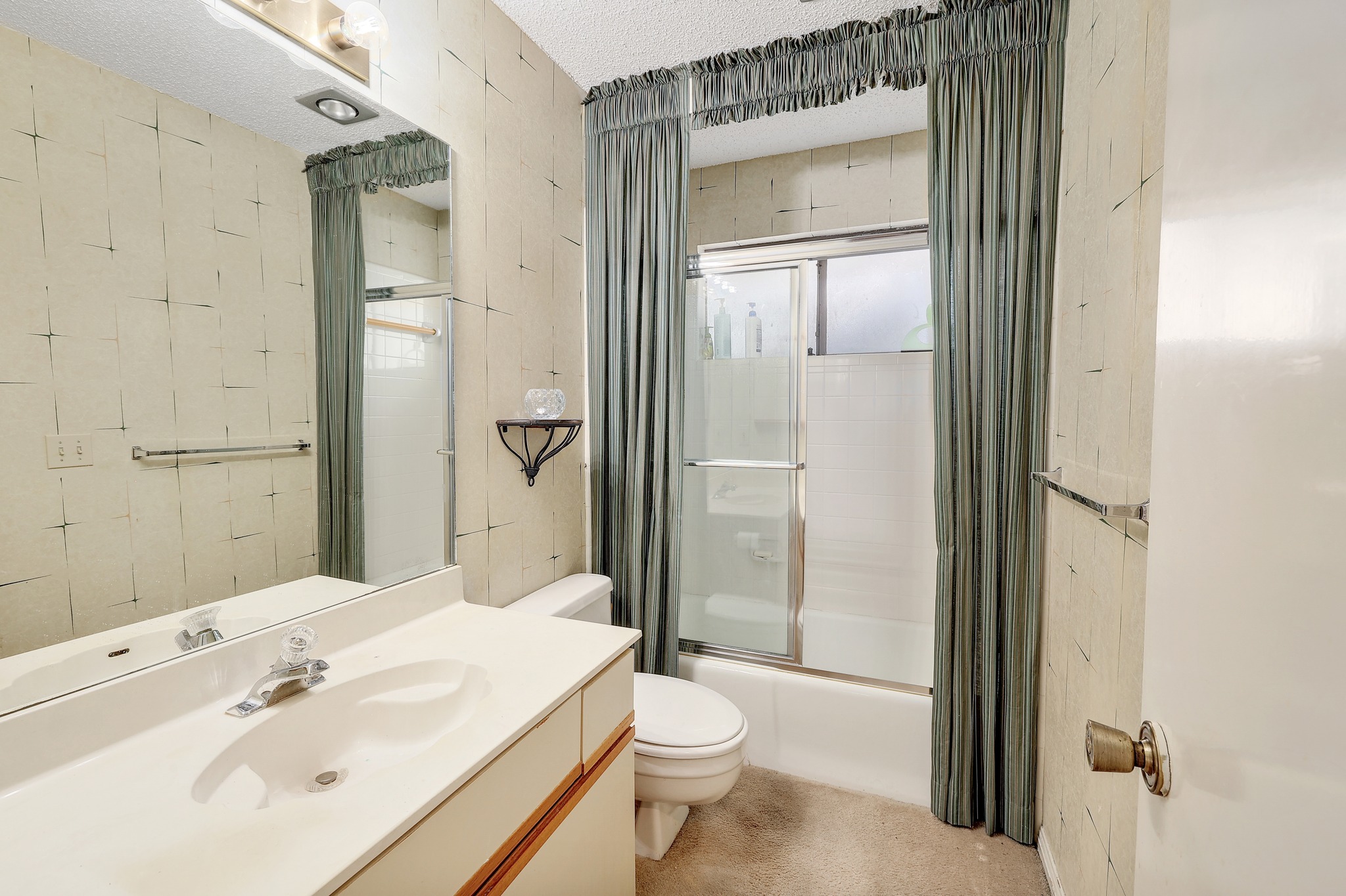 2202 Warfield Way Austin, TX 78728 - Photo 26 of 32 A well-appointed bathroom features a single vanity, a combination tub and shower, and a large mirror.