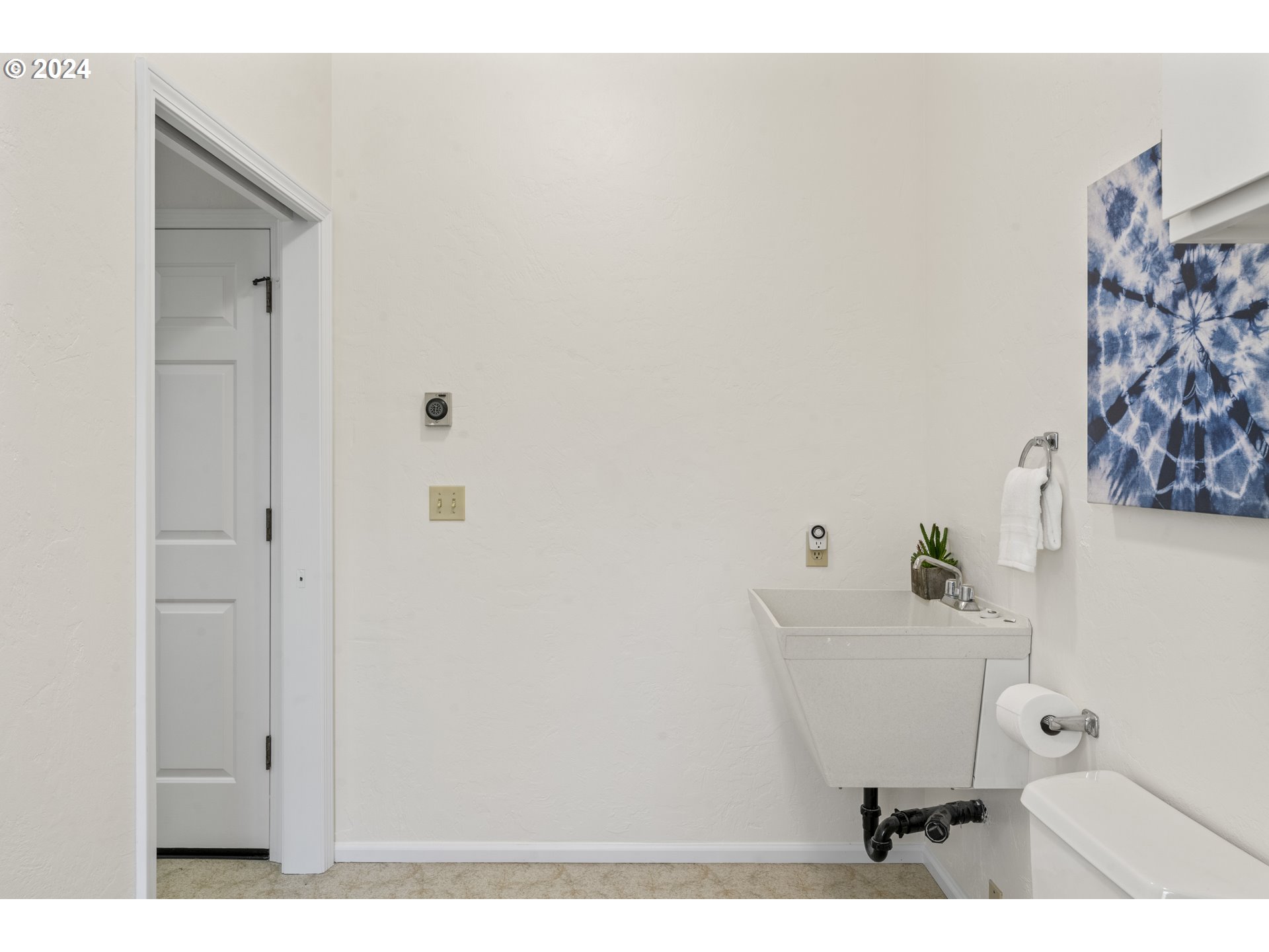 39002 Pengra Road Fall Creek, OR 97438 - Photo 16 of 48 Bathroom