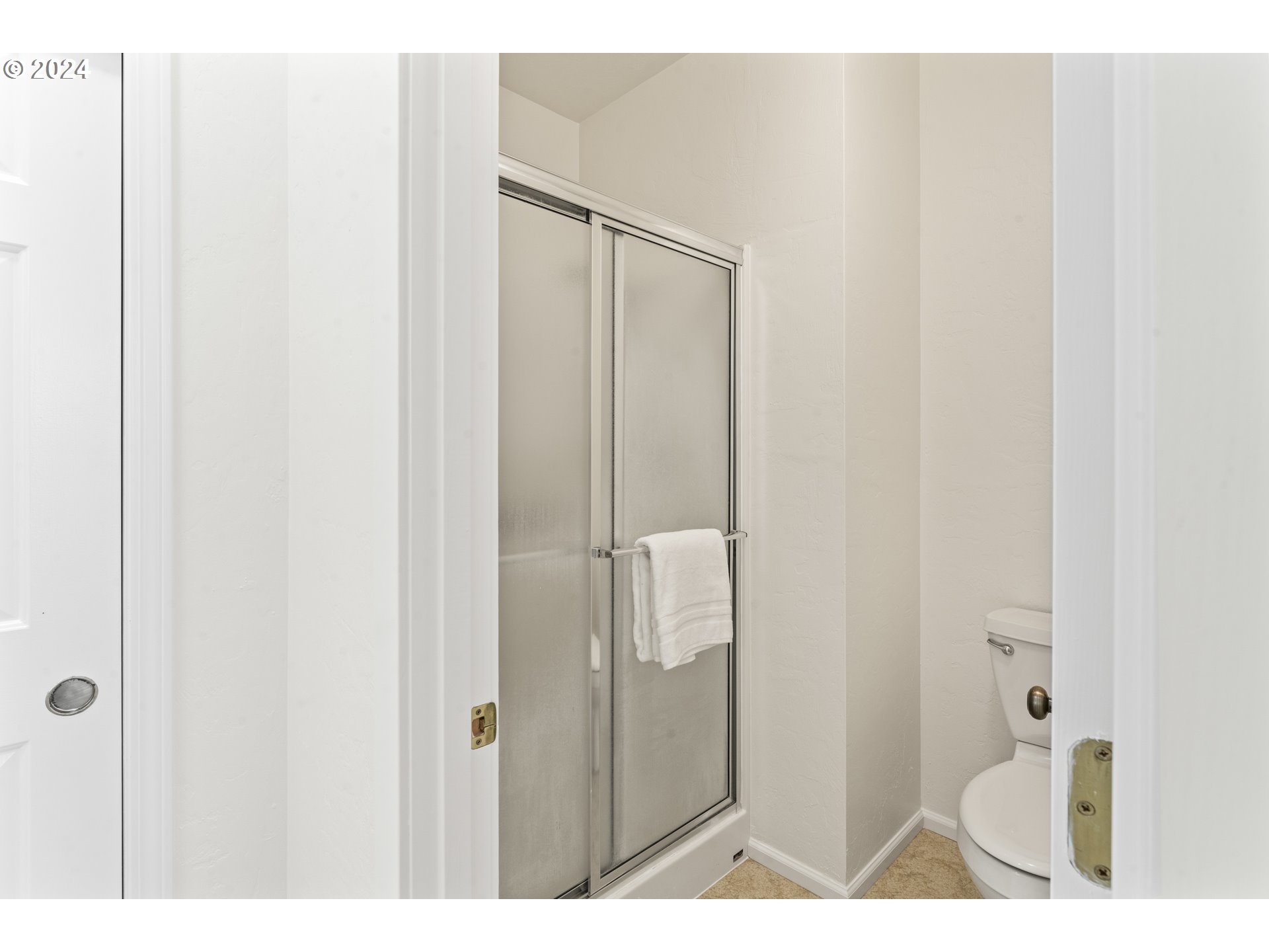 39002 Pengra Road Fall Creek, OR 97438 - Photo 22 of 48 Owner's Suite Bathroom