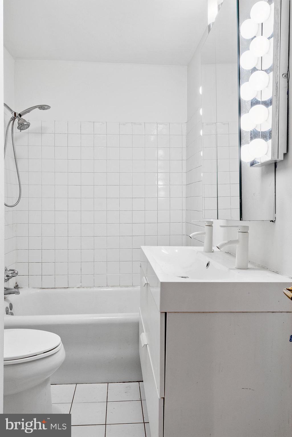 925 Kenmore Road Philadelphia, PA 19151 - Photo 13 of 23 Hall Bath