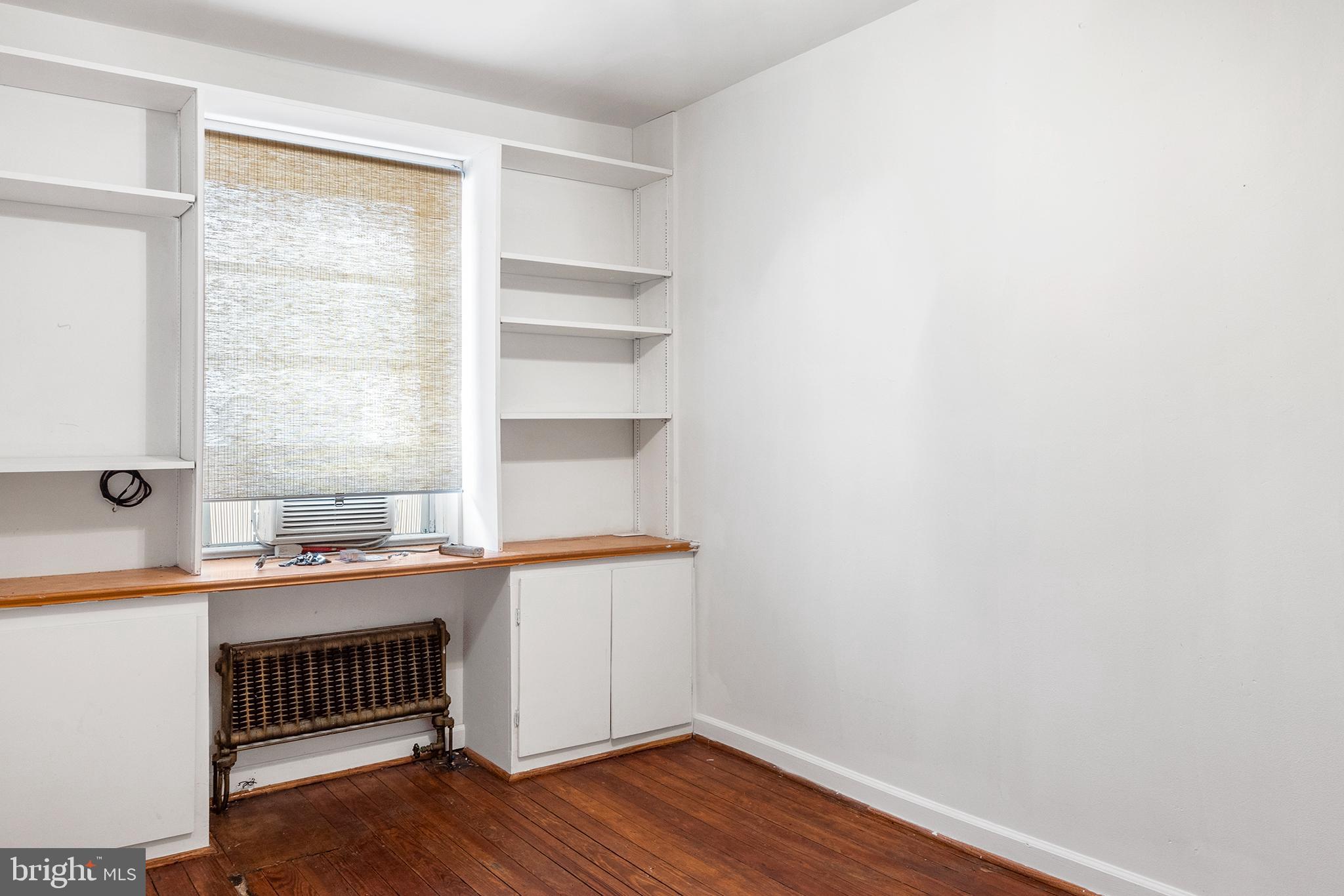 925 Kenmore Road Philadelphia, PA 19151 - Photo 14 of 23 Rear bedroom