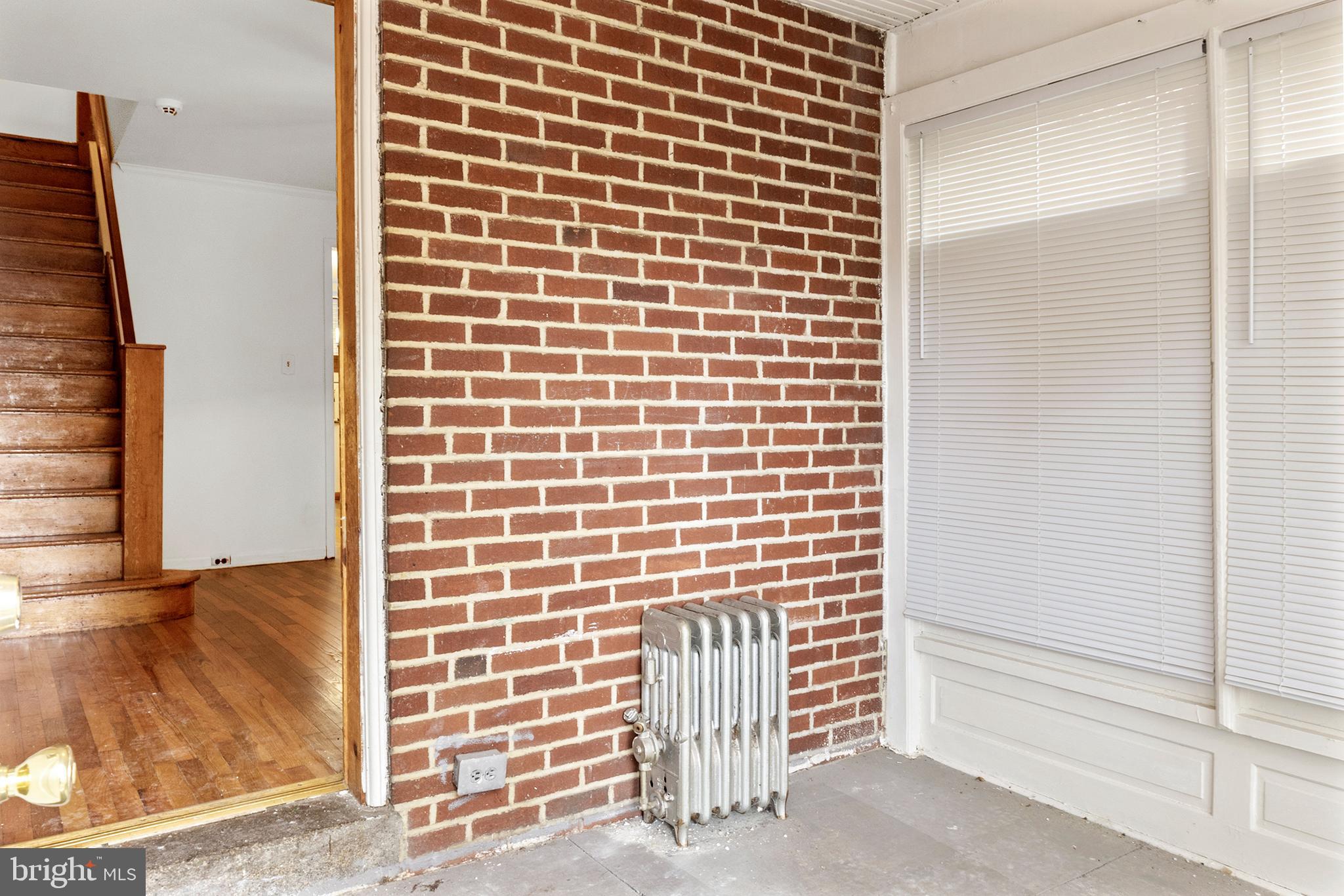 925 Kenmore Road Philadelphia, PA 19151 - Photo 4 of 23 Enclosed Porch