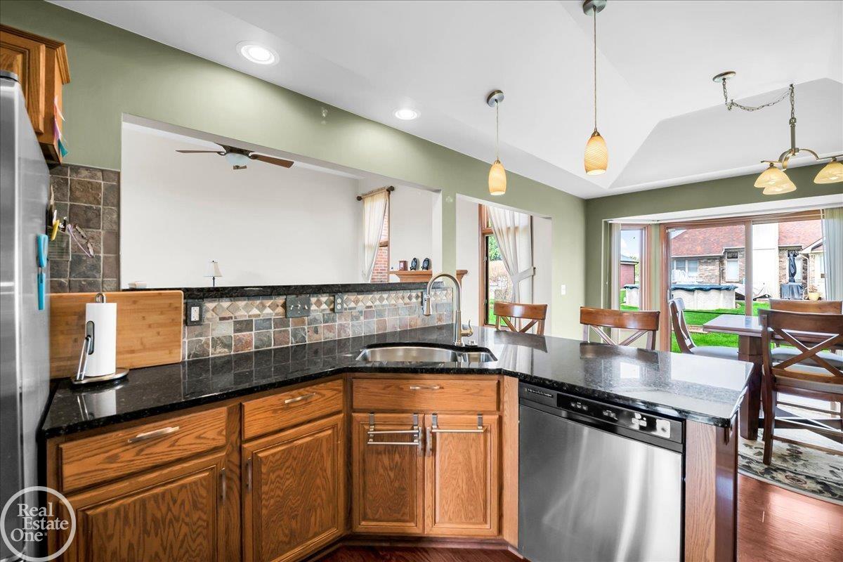 34521 Blue Spruce Road New Baltimore, MI 48047 - Photo 9 of 41 Gallery Image 9