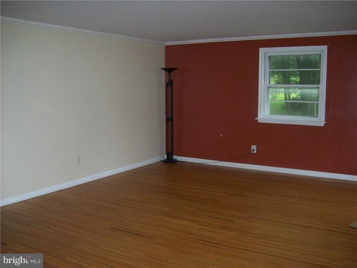 1009 Glen Road Wallingford, PA 19086 - Photo 9 of 23 Living Room