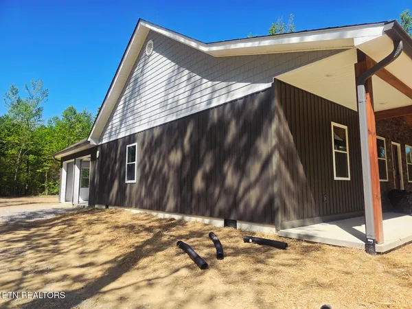 $475,000 | 186 Short Leaf Lane, Oneida, TN 37841