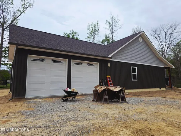 $475,000 | 186 Short Leaf Lane, Oneida, TN 37841