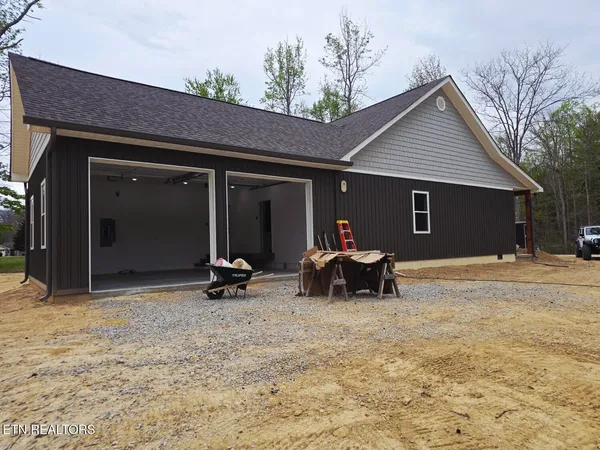 $475,000 | 186 Short Leaf Lane, Oneida, TN 37841