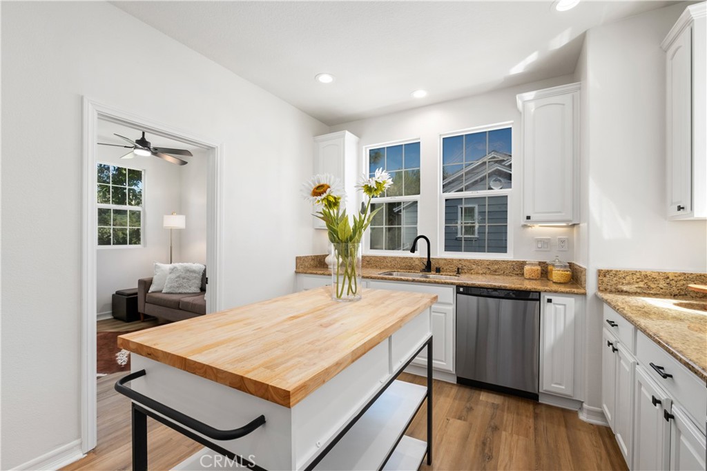 27 Reese Creek Ladera Ranch, CA 92694 - Photo 21 of 40 a kitchen with stainless steel appliances granite countertop a sink stove and cabinets