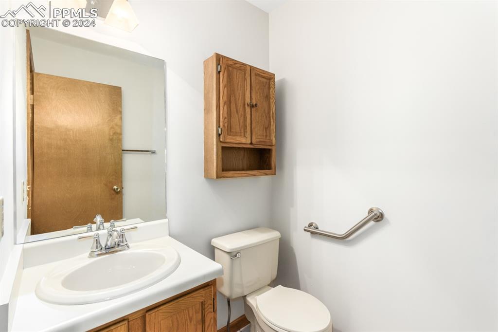 3955 Saddle Rock Road Colorado Springs, CO 80918 - Photo 20 of 45 a bathroom with a toilet sink and mirror