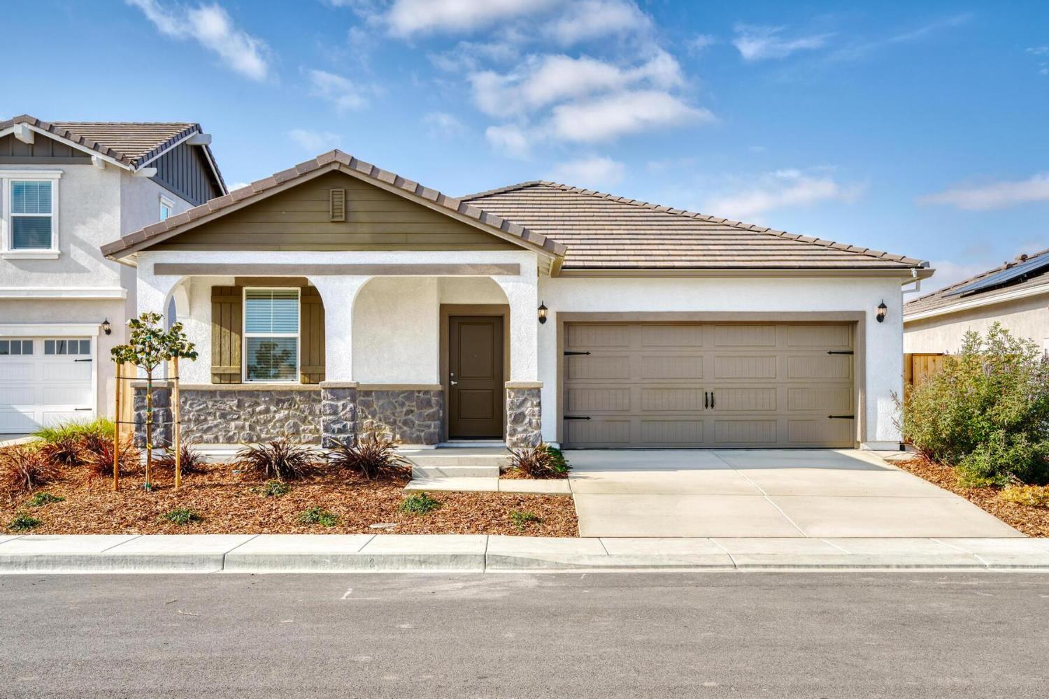 816 Chatham Lane Patterson, CA 95363 - Photo 1 of 15 front view of a house