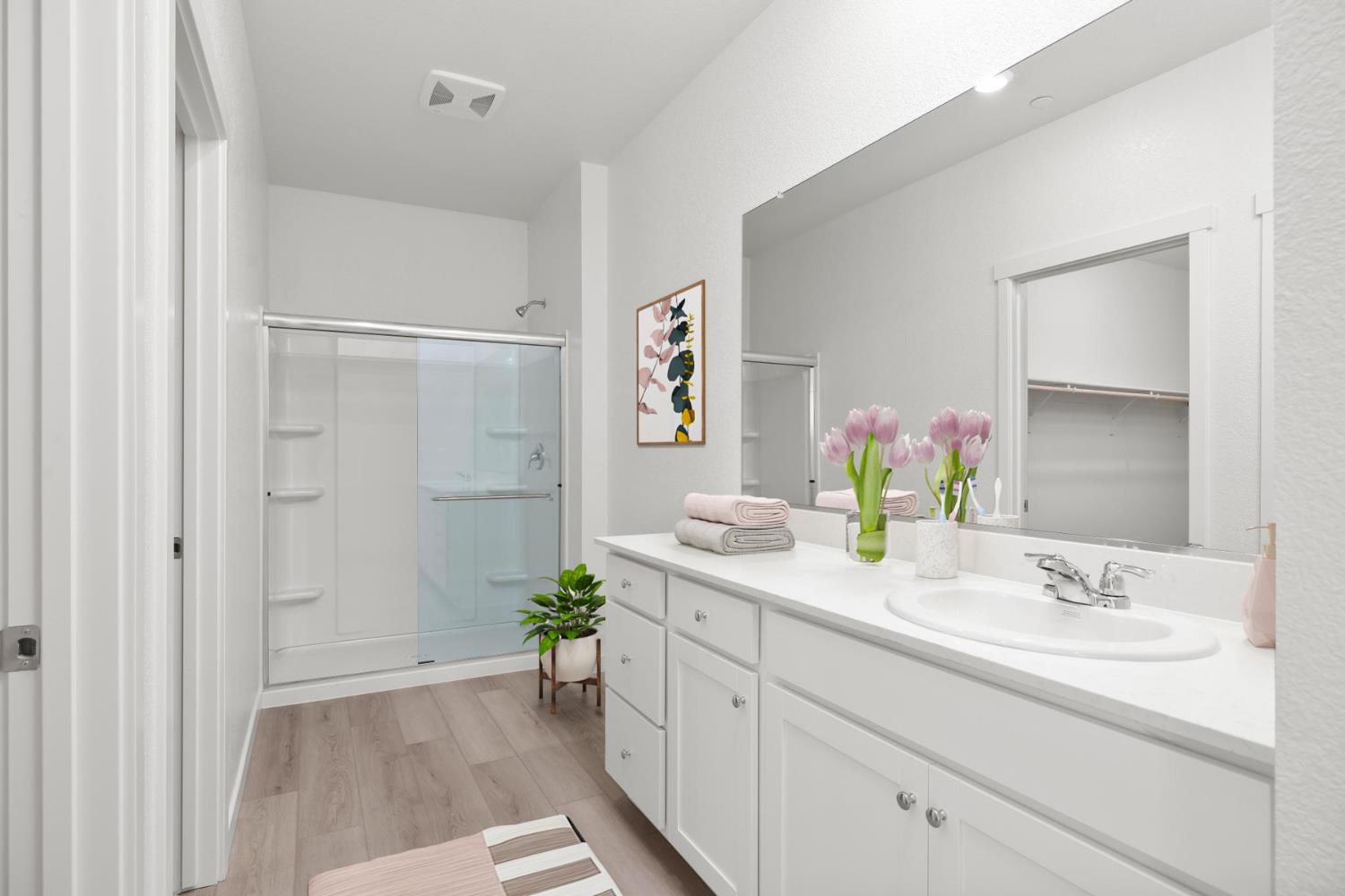 816 Chatham Lane Patterson, CA 95363 - Photo 11 of 15 a bathroom with a sink and a mirror