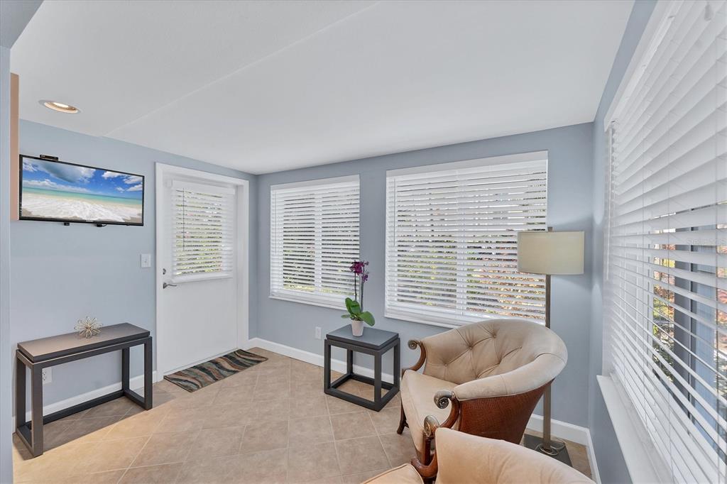 527 Sutton Place Longboat Key, FL 34228 - Photo 26 of 88 a living room with furniture and a window