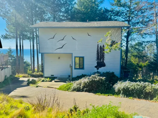 $399,000 | 765 Upper Pacific Drive, Shelter Cove, CA 95589