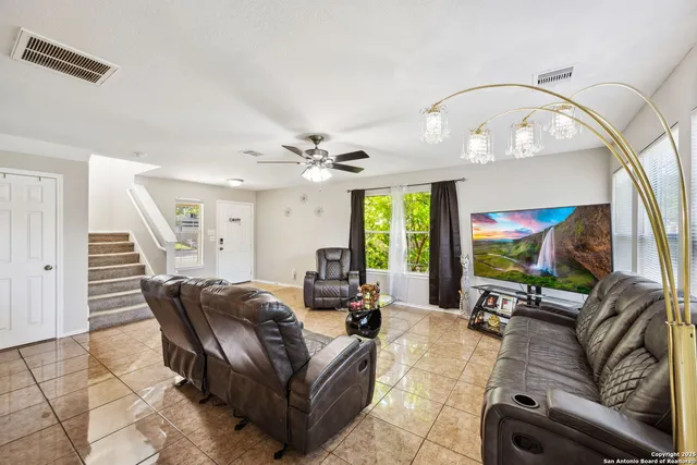 $2,400 | 8810 Mesa Vista, San Antonio, TX 78224