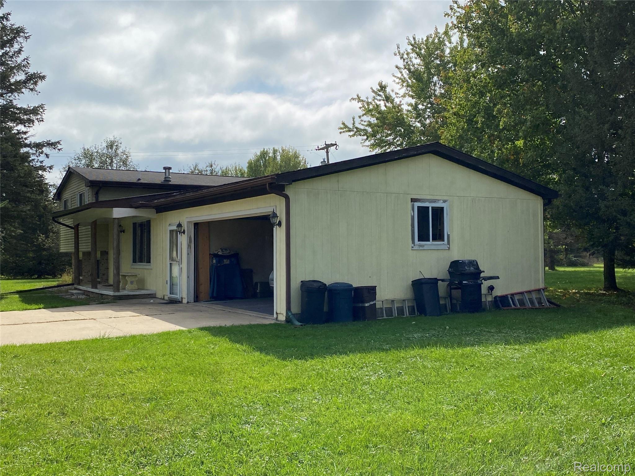 6949 Capac Road Yale, MI 48097 - Photo 2 of 31 IMG_8108.JPG