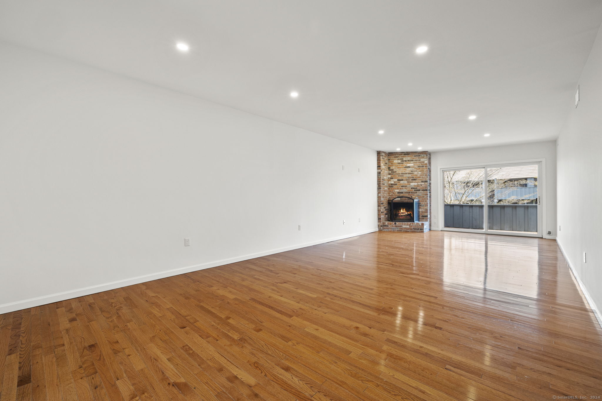 1153 Stratfield Road, Unit 1153 Fairfield, CT 06825 - Photo 4 of 18 Huge sunny living/dining room open floor concept