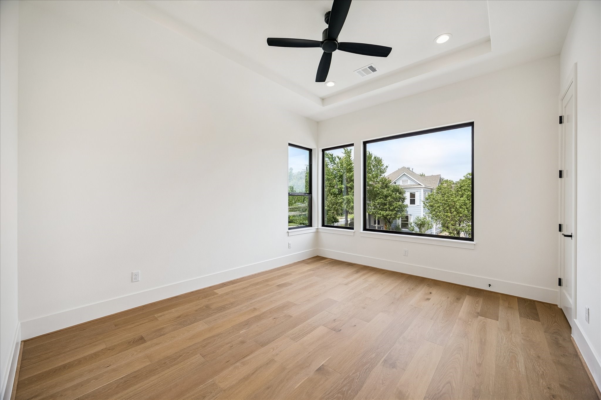 335 Harvard Street Houston, TX 77007 - Photo 26 of 35 Bedroom #5 - features tray ceiling, ceiling fan, walk-in closet, and an en-suite bath.
