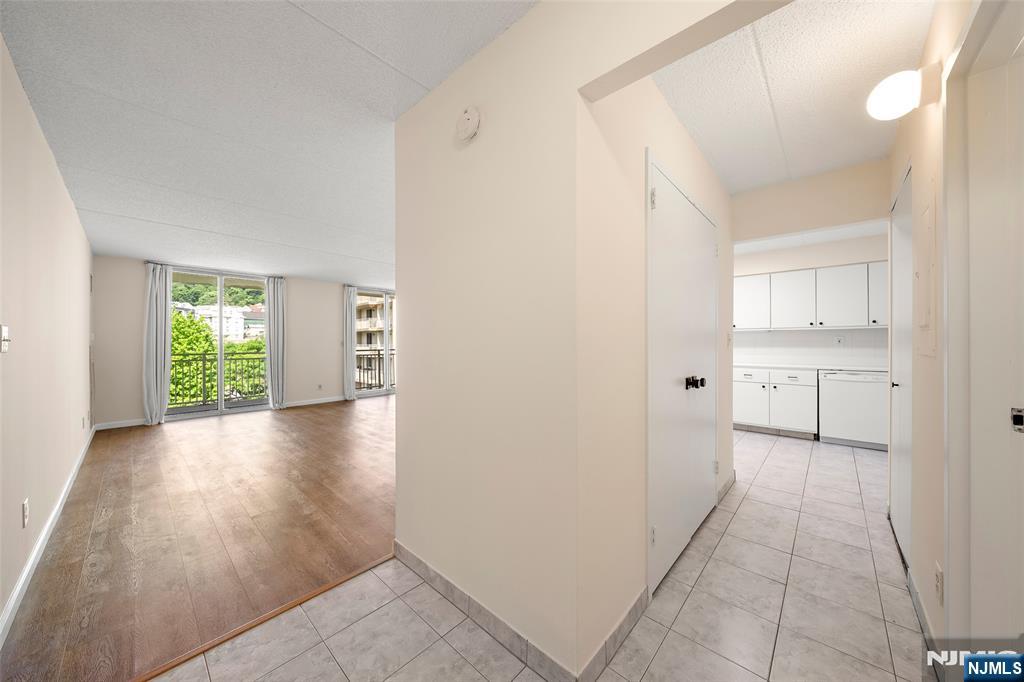 1077 River Road, Unit 606 Edgewater, NJ 07020 - Photo 4 of 23